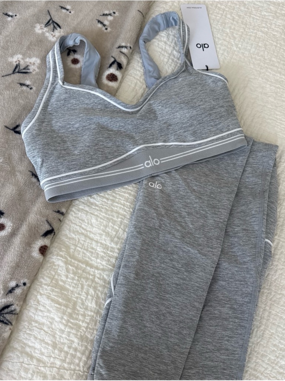 BUNDLE BRAND NEW ALO Yoga Gray Seamless Sports Bra & Leggings Set - Picture 2 of 9
